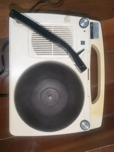 感觉这电唱机很特别，就在挖掘机搜了一下，终于找到了，电唱机基本没怎么使用过，唱机很新，包装很好，声音清晰，功能一切正常，物流也很快。非常喜欢！