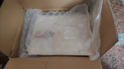 晒一下在挖煤姬的这个包裹，一个手办和一块大亚克力立牌，这次用的竹蜻蜓内外加固无损到手，下单速度很快下次继续使用