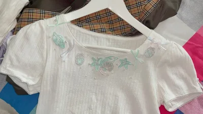 包装一如既往的ok 很严实 里面还包了层泡沫 裙子真的可以算孤品了吧 找了很久都没见到第二件  贝壳真的太夏天啦 还买了个人鱼公主的项链搭配小裙子 真的好喜欢呀