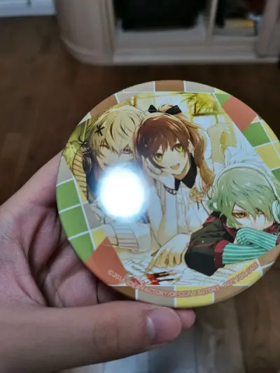 物流超级给力，用的EMS，八天到的。但是想在煤炉切好价谷的姐妹们注意了，卖家很可能瞒伤，要注意对方有没有拍对光和背面
我的卖家骗我是没开封的，结果到货了之后发现脸上全是划痕（没排出来）?