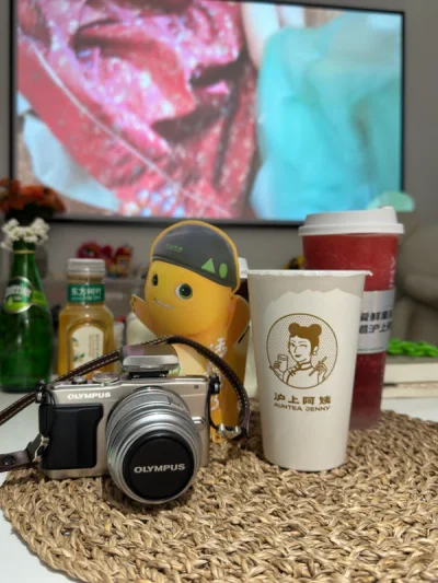 超级棒 几乎跟全新的一样  只看到屏幕一处轻微小划痕 外观有一处轻微磕碰其他的毫无任何使用痕迹真的很开心 复古的造型我也好喜欢 