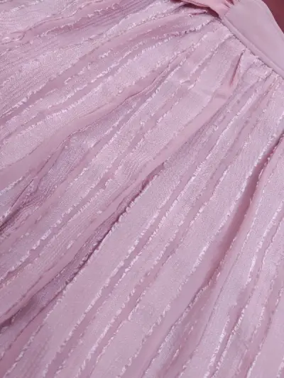 超级惊喜，本来以为是条裙子，没想到里面自带安全裤！超棒了。没几件衣服，塞了很多空气纸，安全感满满。现在软件更新后还能看见卖家之前出售过的东西，还可以翻看评价。