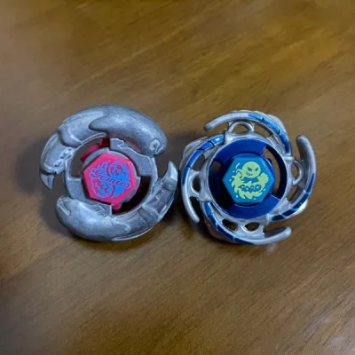 终于收到了本命星座陀螺水瓶座 而且成色基本全新 很满意的一次海淘体验 竹蜻蜓同样的给力 大家快来海淘 简直泰裤辣！！！