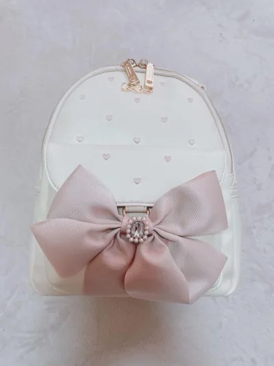 这次买的是一个粉白色的背包。 走的是ep，这次出乎意料的快，就花了八天就到手了，也没被税，用的是内加固。用泡泡纸包装的挺好的，东西也都没有什么损坏，很满意的一次购物。 