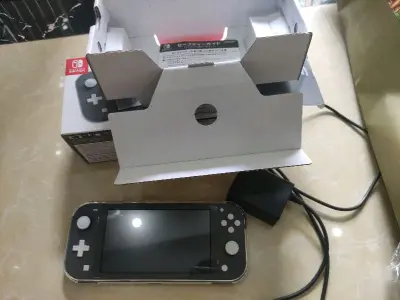 在挖煤姬购买有一定时间了，刚好有朋友需要switch lite，刚好碰上王国之泪，就在挖煤姬帮忙购入一台，卖家是主机还有盒子加上宝可梦盾的卡带一起出的，全部价格加起来加上运费也很实惠，我也跟朋友截图费用，他也觉得比目前国内二手出的性价比更高一些，成色也很新，和卖家描...