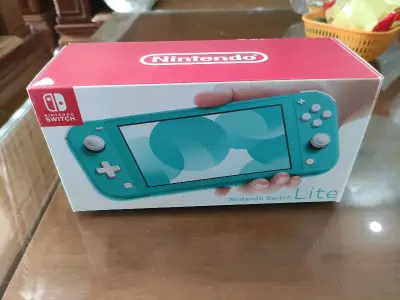 这次也是通过挖煤姬海淘到的掌机，偶尔也有全新的好价，但是全新的一般加运费也和国内的差不多，而且也比较少，就还是购入了二手的，也是几乎未使用，机子很新还贴了保护膜，也带有一张卡带，到手即玩