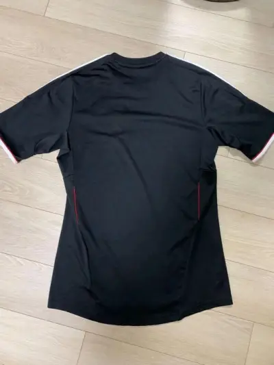 今天穿新买的T恤去健身房，老板都忍不住说好看，说新款衣服蓝色很特别，真是英雄所见略同，在挖煤姬平台购买的，各种花色都有，老板让我帮忙他买几件。我爽快答应了！