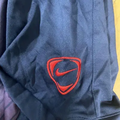 还是决定买了这件红色短袖，因为穿了太久的深色和黑白灰，总想做出些改变，改变也是需要勇气的。挖煤姬平台拍下，方便，直接操作成功了。