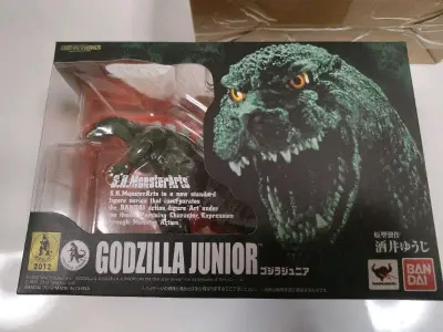 作为95红莲哥斯拉的幼年体，青年哥斯拉还是非常萌的一款玩具。配件的直升飞机涂装很精致，算是万代早期的良心作品之一。挖煤姬的发货速度很快，一周左右就拿到手了，包装的也很严实，和卖家图片无二，很棒的一次购物体验！