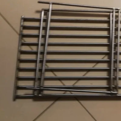 质量很好。跟家里废铁锅真搭配。无聊的时候整个小烧烤相当OK。家里买了一个大的，这小的适合两三个人，大的适合家庭聚会。完美！！！