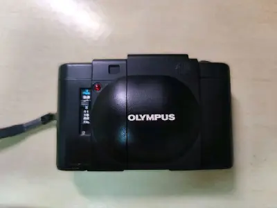 这次海淘了一台奥林巴斯XA和一台美能达，美能达是随手拍下的，重点还是奥林巴斯XA，梦中情机，紧凑小巧，黄斑清晰，测光准确，快门清脆，街拍神器。