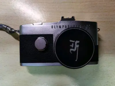 梦中情机到手！奥林巴斯pen花体字，机子成色不错，自己保养了一下就能正常使用了，自带的2.8头成像效果不错，已经冲洗了两卷。顺便也把配件买齐了，原装冷靴和原装镜头盖，味对了。