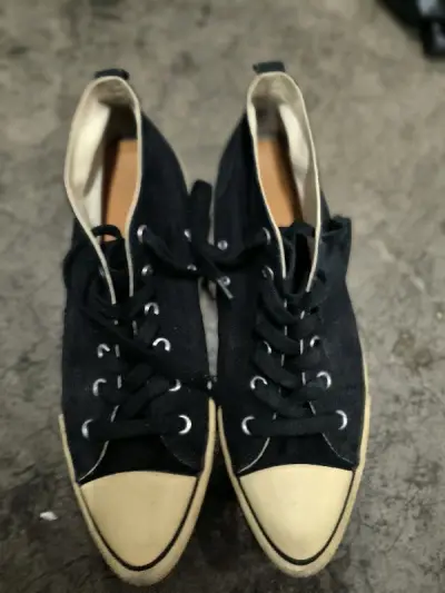 之前买的滚石印花款的出掉了，就想着再随便捡一双穿。中低帮的比匡威好穿，尖头有设计感，自己加了个鞋垫穿着更舒服