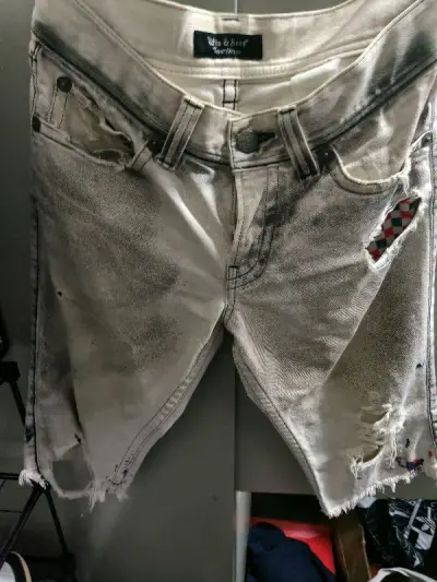 这个牌子好像也是日本比较出名的牛仔牌子了，污渍和破洞的做旧很到位，裤袋是格纹的露出来很有亮点，后袋还有星星刺绣