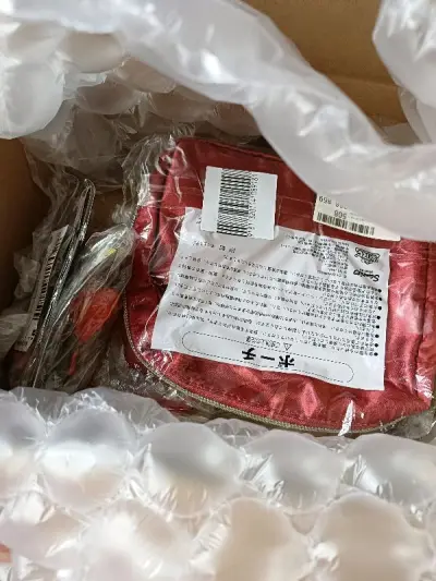 第七次买的到了，历时22天左右，这次是买的骏河屋的东西，本来特别没底……怕品相不好，没想到还可以，大部分都是八成新，有小瑕疵但是不影响，毕竟是接近二十年的老谷子了，依旧很多充气泡沫，yoshikitty的链子是最喜欢的，超好看，没有任何破损，没有被海关查，一路安全到...