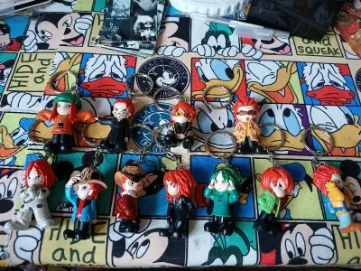 挖煤姬第九次购物体验，算是最期待的一单啊啊啊啊，我的hide全套钥匙扣，虽然包的很离谱，刚开始没看出来是什么东西，但幸好包了泡沫纸！谷子没什么损伤，小卡真的超级好看爱，包装的也特别好，没有什么破损，超级爱这个小卡啊啊啊˃ʍ˂