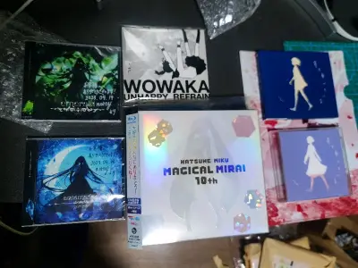 这次买了九张专辑，还有一套蓝光bd，发的ems运气很好，没有被税,这次入的真的都是我超喜欢的碟，wowaka的unhappy refrain，拿不拿的月步，尤其是月步的特典碟，只在国内看到一家卖的，而且超贵，这次能淘到太开心了，还有narry的两张专，这个p主在国内...