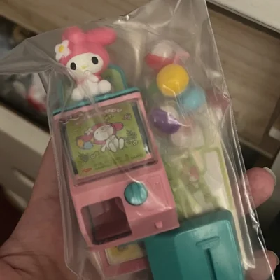 这次买了很多可可爱爱的三丽鸥小扭蛋。保存的都很完好，没有什么瑕疵。物流还是一如既往的挺快的，一次很满意的购物体验。