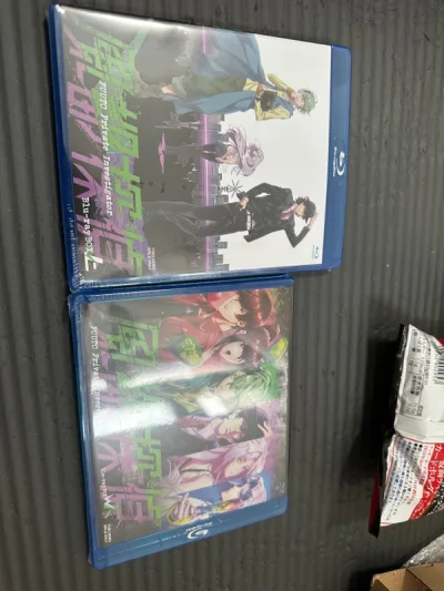 东西描述一致 还送了小零食很好 发货很快 东西质量还不错没什么瑕疵 就是这次的价格太贵了 为了真骨雕而买了带蓝光光碟的套装