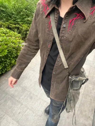 这次走的ems空运，时效还是挺快的，在海关重新申报了一次，虽然货品价格不高，但税费还挺高的，收了120元，收到后包装依旧很好，赞