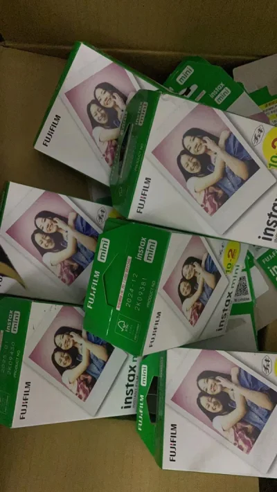 这次买了220张 ，其中有100张是没有锡纸的，之前买过没有锡纸的相纸所以没有太担心会漏墨或者不能使用。就是寄过来的快递盒每次都是暴力到坏了或者烂了，邮政?也是挺无语了的。每次都是悄咪咪的自己绑我放角落自己帮我签收成功……我人明明在家不和我说。相纸的日期都是24年1...