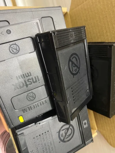 买了100张没有锡纸的，还有从骏河屋也买了一些相纸，骏河屋卖的时贵时便宜，更搞笑的是买了3盒骏河屋竟然600g，我震惊了！不过合单了之后克数降低了，也还好。相纸日期都是新鲜的，没有过期的。最后就是我这边的快递太暴力了，每次都是箱子坏了……好在里面相纸没事。