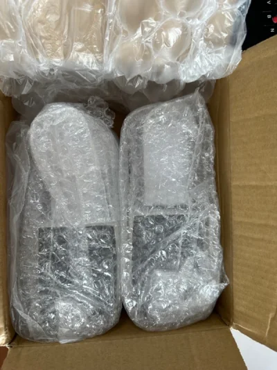 这单选择的ep，速度还是挺快的，没想到五一假期海关还上班清关。盒子拿到的时候吓一跳，有撞角，不过还好里面的东西没事。感觉这次打包塞得泡沫纸有点少，不知道是不是箱子小的原因。