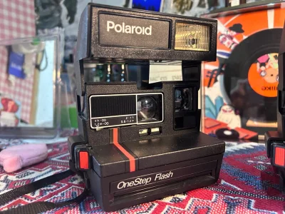 相机都很新，与卖家描述的完全一致，功能测试也都正常，非常满意，真的很喜欢，完全超出期望值，包装非常仔细、严实，物流公司服务态度很好，运送速度很快，很满意的一次购物。