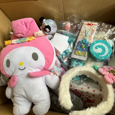这箱比较久到～期待着很久啦 很好看的呢 开箱快乐 美滋滋～每一样都保存的很好 超稀有的 每收到一件都超爱！！！