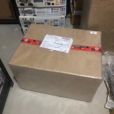 复古1/10遥控车。造型今天开起来，依旧挺前卫。
结构设计的也挺巧妙的，升级配件已经很难买到了，车子本身的价格，我觉得还是蛮贵的，没办法，绝版了嘛。
重点是完美到手，给挖煤姬工作人员加鸡腿，包装的不错。 