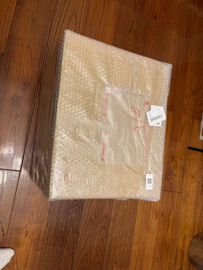 下单速度：在煤炉买了场刊，骏河屋买了铁盒和色纸，在乐天买了罗小黑
合箱速度、质量：这次合单的箱子质量巨巨巨好！
发货速度：支付运费之后大概第三天就发货了，到浙江用了15天左右，这速度也还算能接受，毕竟疫情期间
打包程度：小小的一箱承载满满的东西！包裹得很严实，没什么...