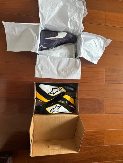 这次通过煤炉淘到了非常难得且稀有的好货 不论是象征着斯巴鲁车主信仰的Sti棉服还是彪马维斯塔潘红牛赛车鞋在国内都是十分稀有且昂贵的好货关键还都是我的尺码 并且这次还淘到了马格怒森的车队支给赛车鞋 很难想象这货要在国内市场上的话得要多少钱 总之真的十分幸运 整体合单运...