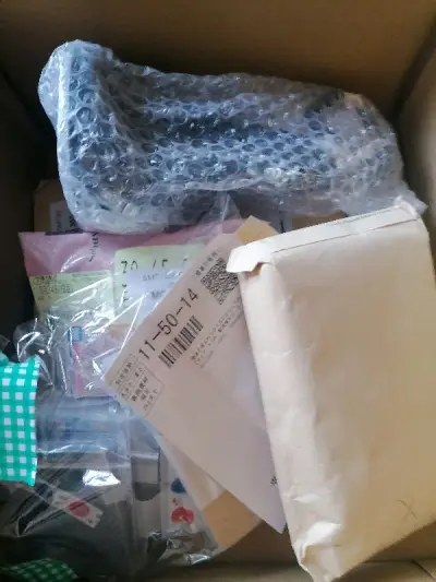 这次选的海运，比之前的用的时间久一些不知道为啥，但是问题不大

好像是被抽查了，包装被重新封了一下，然后还有点破烂（？）

东西没有破损，樱花妹还给了点赠品，真是个好人