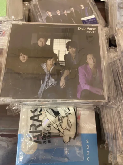 这下大概集齐了阿拉希的所有シングル曲
真是非常真诚的作品，碟和人都很好看
好き好き！
就是有一张有点嗑坏了，不过不要紧，舟车劳顿的很正常
呃啊啊啊啊，风暴老头什么时候再上班啊，好想你们呜呜T^T