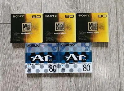 从挖煤姬淘到的索尼MD盘和Victor的BLUE系列…相当喜欢！特别是这款索尼的金碟市面上已经不多见了，所以得好好保存，用它记录岁月的声音是再合适不过的了！再次点赞哈！感谢！