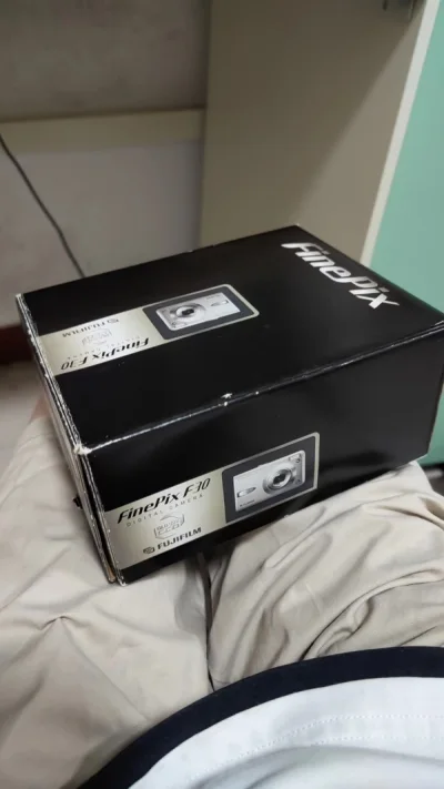 第一次海淘，看到这款富士便毫不犹豫的下单了，富士的色彩一直都很丰富，拍景非常适合，到手很复古，和卖家描述一样，配件很齐全，成像效果好。空运很快，客服回答耐心，开始期待后面的相机了。