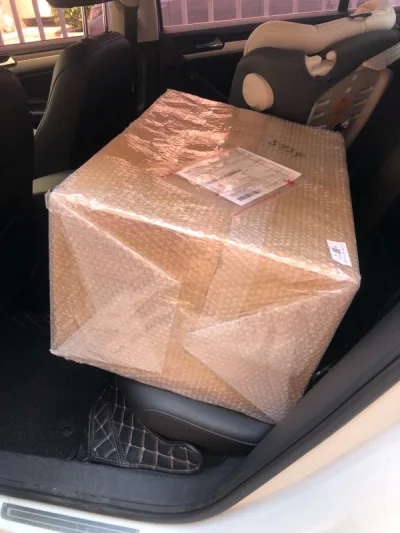 没想到这么大，好嘛，幸好加固了包装，加固了里面还是有压的一个痕迹，不过也可能是在日本国内运输时造成的。拆包的时候路人投来好奇的目光，或许也是头次见这么大的玩具吧