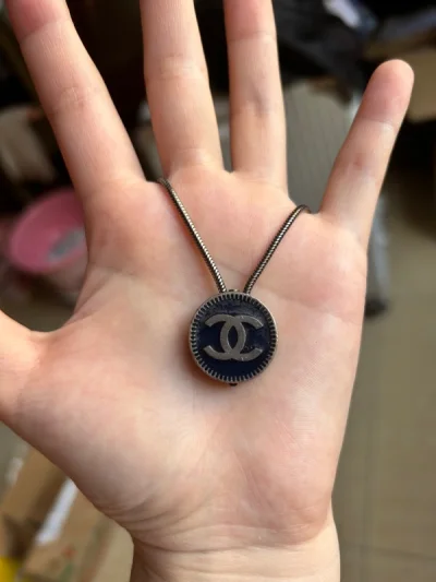 这一次买到了很多喜欢的小东西，有香奈儿的小挂饰也有古驰的宝宝帽还有古驰的钱包。每一样都很好看，也很喜欢。还有很多包裹在路上，非常期待收到的那天。包装也非常完美，感谢