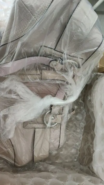 已经不知道第几次购买了，这次因为和卖家说内置电池而走了海运还以为会很久呢想不到这次也就一个月，过天津的海关很快一天就过了，真的喜出望外！如图所示，这次普通包装没有多花钱但是也包装很好，裹了好几层薄膜，商品也没有损坏。包包很大很新，相机说是垃圾但是是能用的。卖家真的是...