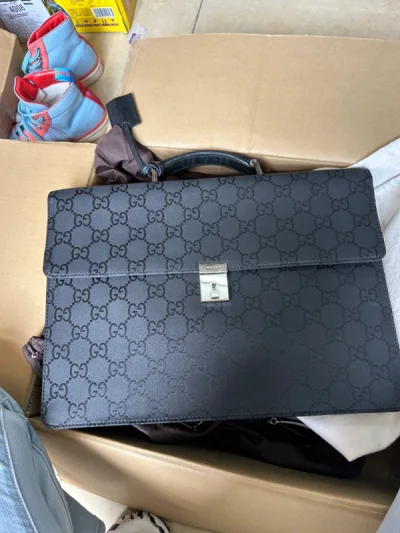 哇塞，这个包简直太稀有啦！当时看到就直接买下了，还有原装的防尘袋！非常美丽！好喜欢，容量大颜值高，感觉可以用好久。包装非常好，物流也很快谢谢！下次还会再用的