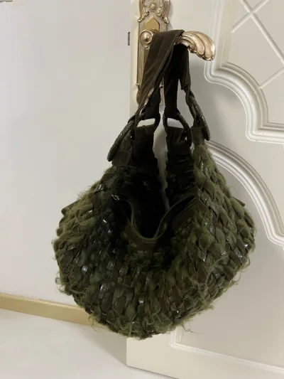 不知道有没有心细的伙伴发现我上回直接从第6弄到了8单，我也不知道怎么就把第7单忽略了，不过不影响。第7单这不就来了，这是最近集中购物的倒数第二个物流-4个包包呢（还有一个也是包包，在路上啦已经）。等啊等，终于等到我心心念念的包包们了，真的爆炸开心。废话不多说，现在就...