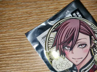 在挖煤姬上买到了喜欢的冷门番谷子。拿到谷子的时候真的超级开心。樱花妹的信封什么的也都很好地保留了，可以看到她们可爱的手写字体，东西也包装的非常用心，箱子里垫了很多防撞的东西，安全保护措施做的非常好，同时也安全地保护了谷子，没有破损或者是变形的情况。总之是一次 很开心...