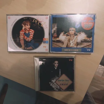 实在是太想要宝冢古早的周边了，国内根本有cd卖，这次在挖煤姬上淘到了好多cd。凉爷的舞写照片好多张一起太好价了，直接把最喜欢的一张展示出来了！Lost Angel的录像带太神了我会好好收藏的！物流的过程非常快，收到包裹时也包装得很好，完全没有任何颠簸的痕迹，给挖煤姬...