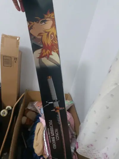 很不错的一次海淘体验，太重了发不了竹蜻蜓，走的海运，等了有37天终于等到了，全新的炼狱幸寿郎日轮刀，太激动了，狠狠的把玩，