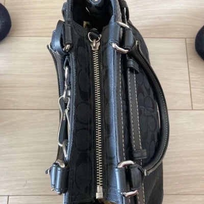 很新也很精致的包包，价格很便宜，到手和卖家描述几乎无出入，邮费贵了点，其它都很完美！这个卖家可以冲！