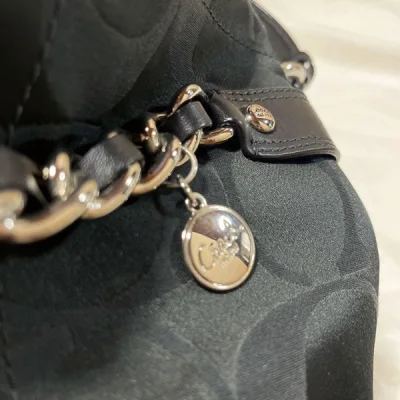 很棒的卖家！包包收到了，就像她描述里的一样，基本上没有出入，真的很新！比国内很多中古商便宜，成色还要好！