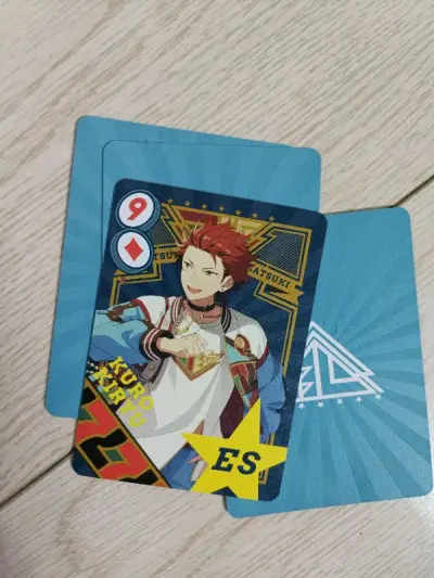 久违地用了EMS，因为和朋友一起拼的单。非常顺利到达！没有被税非常迅速！yhm包装很好，纸板和泡泡纸固定，还送了卡套和吧唧。很喜欢！总体而言是非常满意的购物。
祝越来越好！