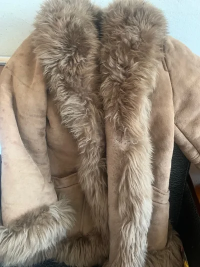 这单到达地有点久，终于在今天华丽丽地到了。真是太开心了啦！这段时间剁手剁地停不下来，看到好看的就买买买。这几件大衣都超美好！