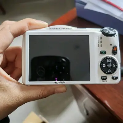 第一次购买，没想到成色绝了，相机没有任何瑕疵 功能完全正常 颜色好好看呀 期待带出去拍照片