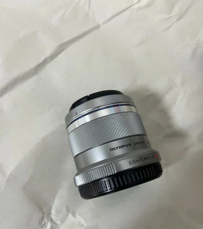 买了一个奥林巴斯4518的镜头，成色还可以，虽然表面有一点小划痕，但是镜头里面挺好的。用的ems，最近很快就到了。速度真的惊讶到我了！超顺滑的，也没有被税。感谢挖煤姬可以让我买买买，每一次都在期待下一次的购物体验！很完美！nice